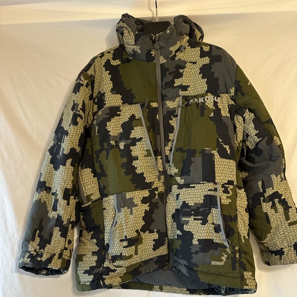 KUIU Camo Hunting Jacket - Picture 1 of 6